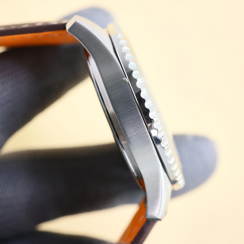 百年靈飛行員傳奇航空系列，經典之作，設計簡約大氣，時尚優雅，自動機械腕表，它搭載