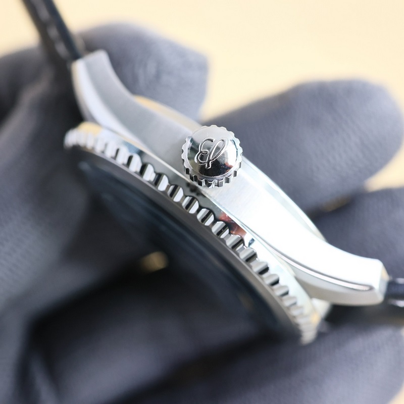 百年靈飛行員傳奇航空系列，經典之作，設計簡約大氣，時尚優雅，自動機械腕表，它搭載