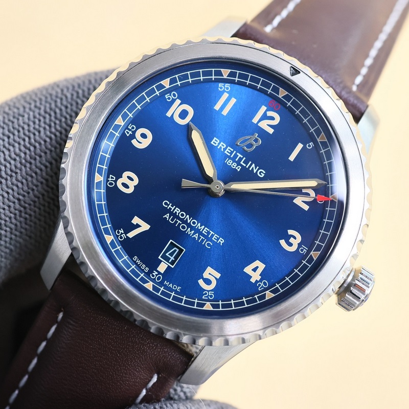 百年靈飛行員傳奇航空系列，經(jīng)典之作，設(shè)計(jì)簡約大氣，時(shí)尚優(yōu)雅，自動(dòng)機(jī)械腕表，它搭載