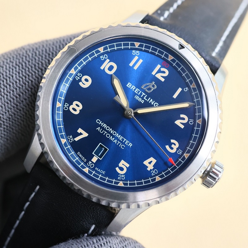 百年靈飛行員傳奇航空系列，經(jīng)典之作，設(shè)計(jì)簡約大氣，時(shí)尚優(yōu)雅，自動(dòng)機(jī)械腕表，它搭載