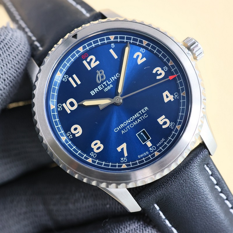 百年靈飛行員傳奇航空系列，經(jīng)典之作，設(shè)計(jì)簡約大氣，時(shí)尚優(yōu)雅，自動(dòng)機(jī)械腕表，它搭載