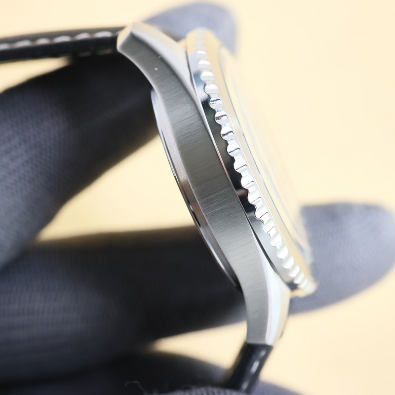 百年靈飛行員傳奇航空系列，經(jīng)典之作，設(shè)計(jì)簡約大氣，時(shí)尚優(yōu)雅，自動(dòng)機(jī)械腕表，它搭載