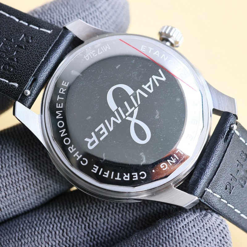 百年靈飛行員傳奇航空系列，經(jīng)典之作，設(shè)計(jì)簡約大氣，時(shí)尚優(yōu)雅，自動(dòng)機(jī)械腕表，它搭載