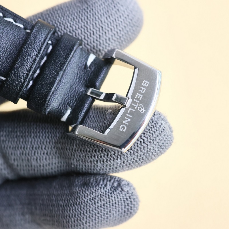 百年靈飛行員傳奇航空系列，經(jīng)典之作，設(shè)計(jì)簡約大氣，時(shí)尚優(yōu)雅，自動(dòng)機(jī)械腕表，它搭載