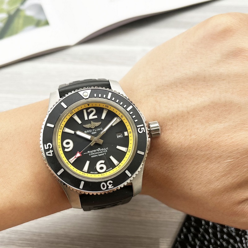 百年靈超級海洋系列! 圈口正品一緻凸出來、 表殼采用316精鋼 直徑44mm 配