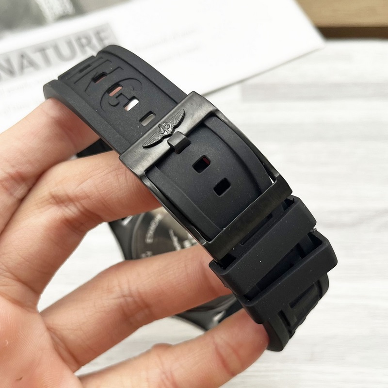 百年靈超級海洋系列! 圈口正品一緻凸出來、 表殼采用316精鋼 直徑44mm 配