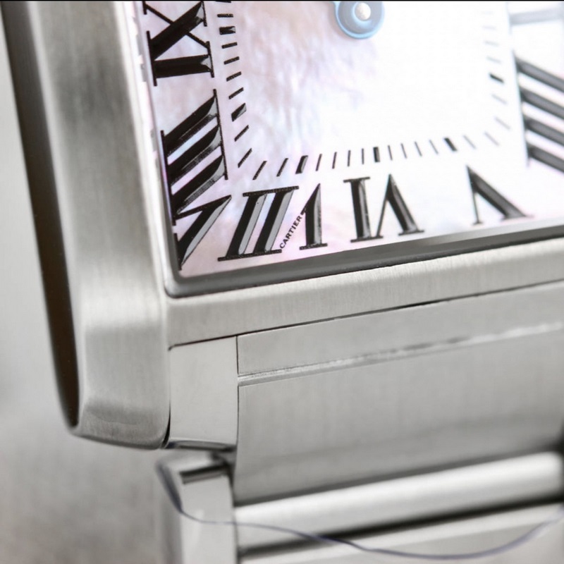 女款_卡地亞法國(guó)坦克W S T A系列腕表技術(shù)特點(diǎn)：1 鏡面：藍(lán)寶石魚眼表鏡玻璃，