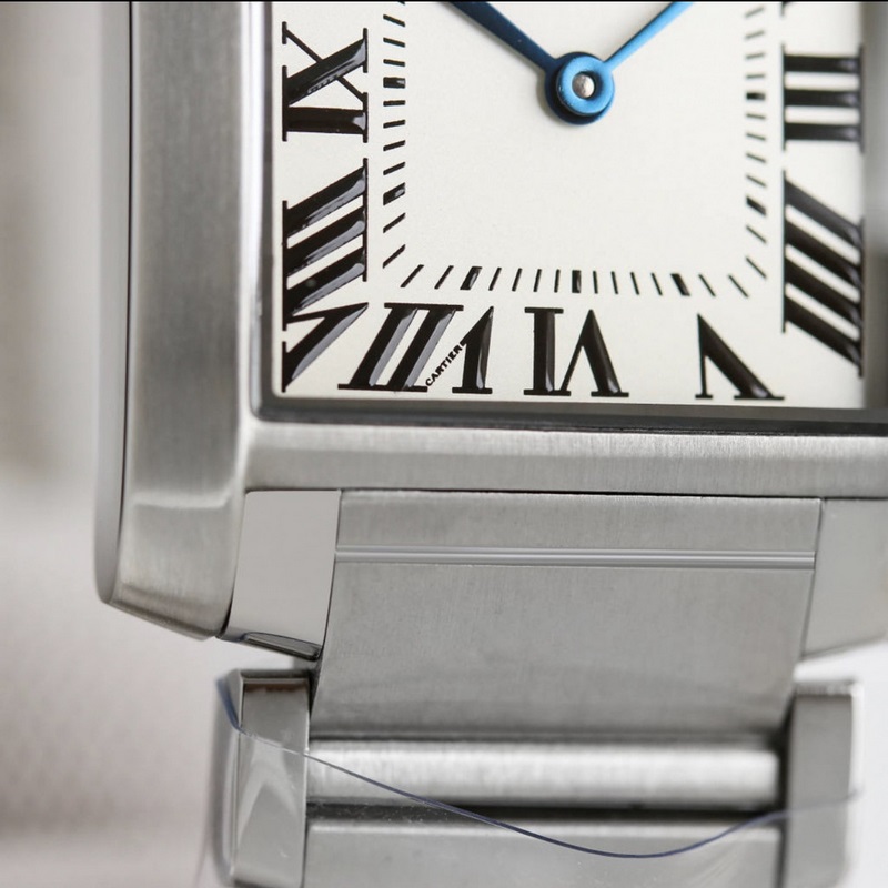 女款_卡地亞法國坦克W S T A系列腕表技術(shù)特點(diǎn)：1 鏡面：藍(lán)寶石魚眼表鏡玻璃，