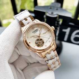 女款_香奈兒 女款 西鐵城機(jī)械腕表如期獻(xiàn)上。精、簡(jiǎn)、薄是這款情侶的亮點(diǎn)所在?！緳C(jī)芯】