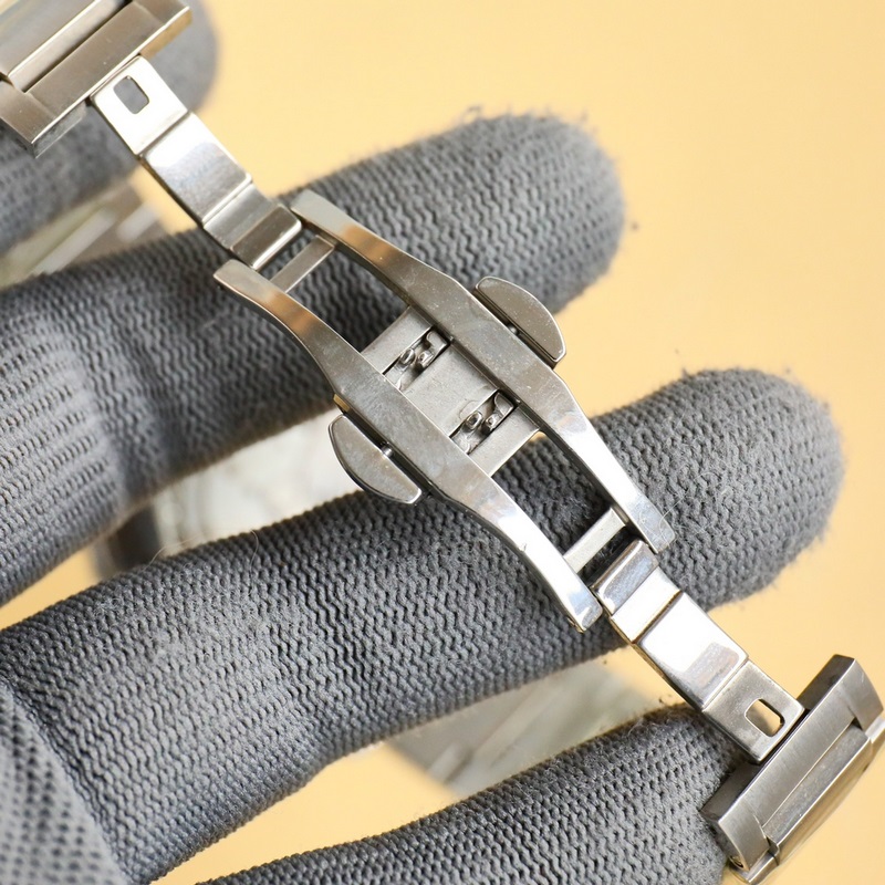 品牌：萬國（三針新品，商務休閑）奢華大氣類型：精緻男士腕表（新品）表帶：真牛皮表