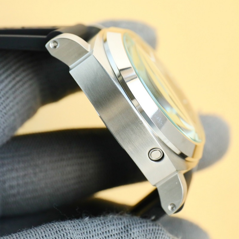 沛納海系列：LUMINOR 系列，尺寸 ：直徑44mm，厚度13mm，表盤