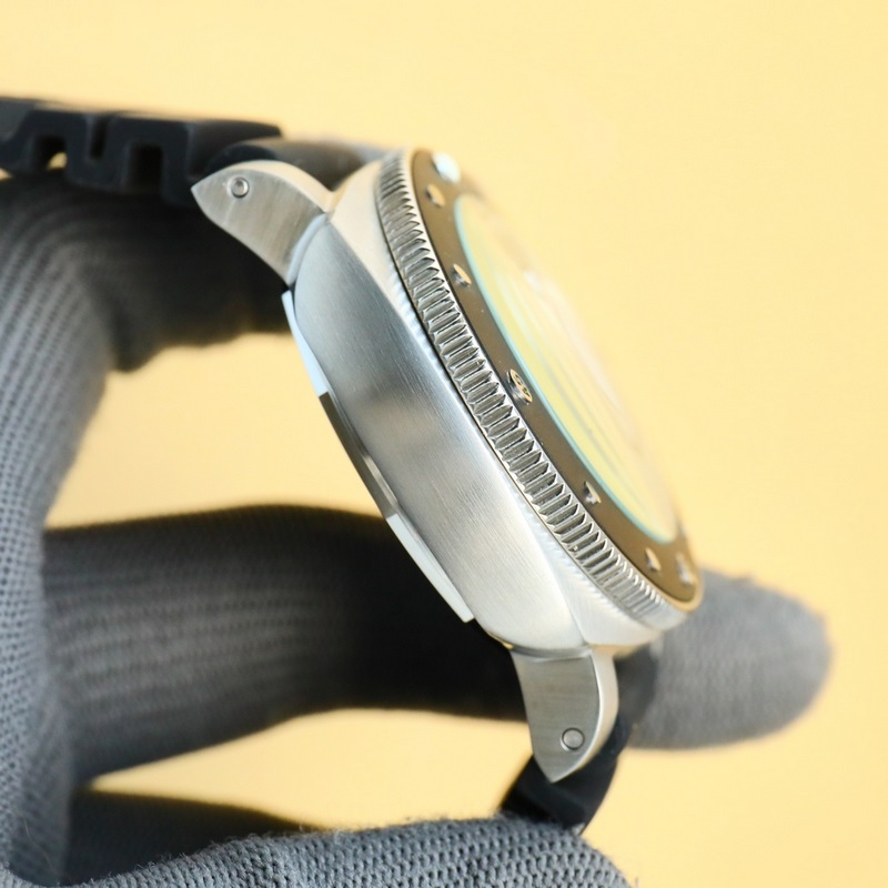 沛納海SUBMERSIBLE BMG-TECH ─ 44毫米潛行系列金屬玻璃腕表