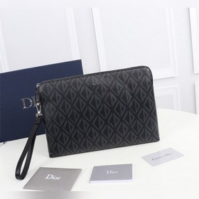 這款手拿包是 Dior 的一款主打單品。采用黑色 CD Diamond 圖案帆布