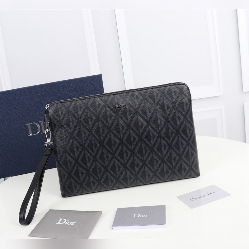 這款手拿包是 Dior 的一款主打單品。采用黑色 CD Diamond 圖案帆布