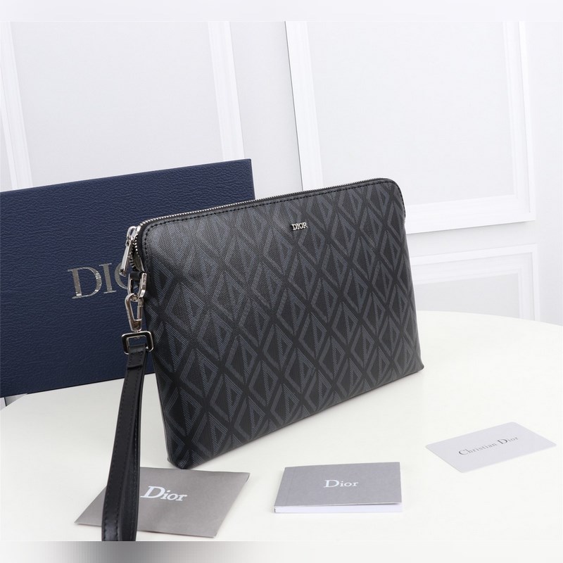 這款手拿包是 Dior 的一款主打單品。采用黑色 CD Diamond 圖案帆布