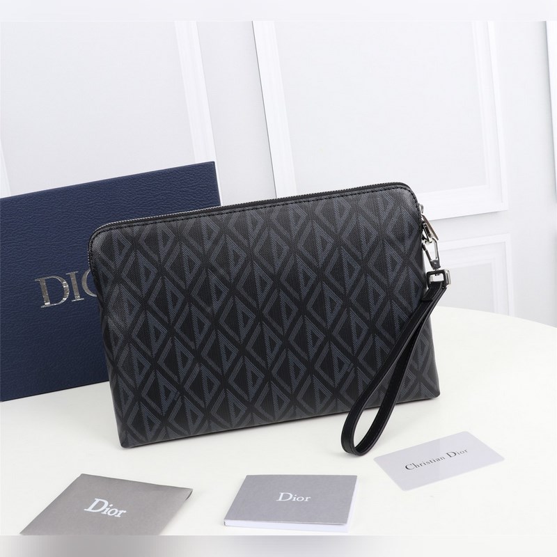 這款手拿包是 Dior 的一款主打單品。采用黑色 CD Diamond 圖案帆布