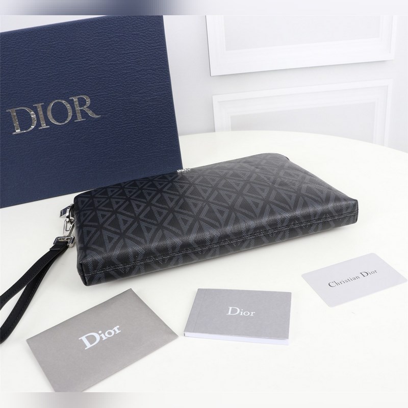 這款手拿包是 Dior 的一款主打單品。采用黑色 CD Diamond 圖案帆布