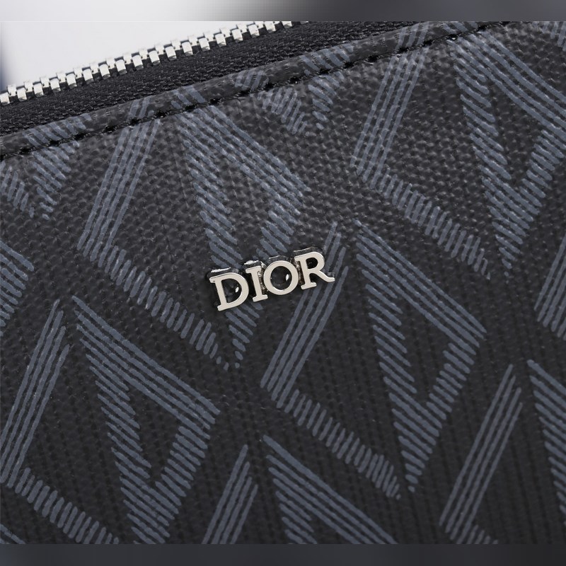 這款手拿包是 Dior 的一款主打單品。采用黑色 CD Diamond 圖案帆布
