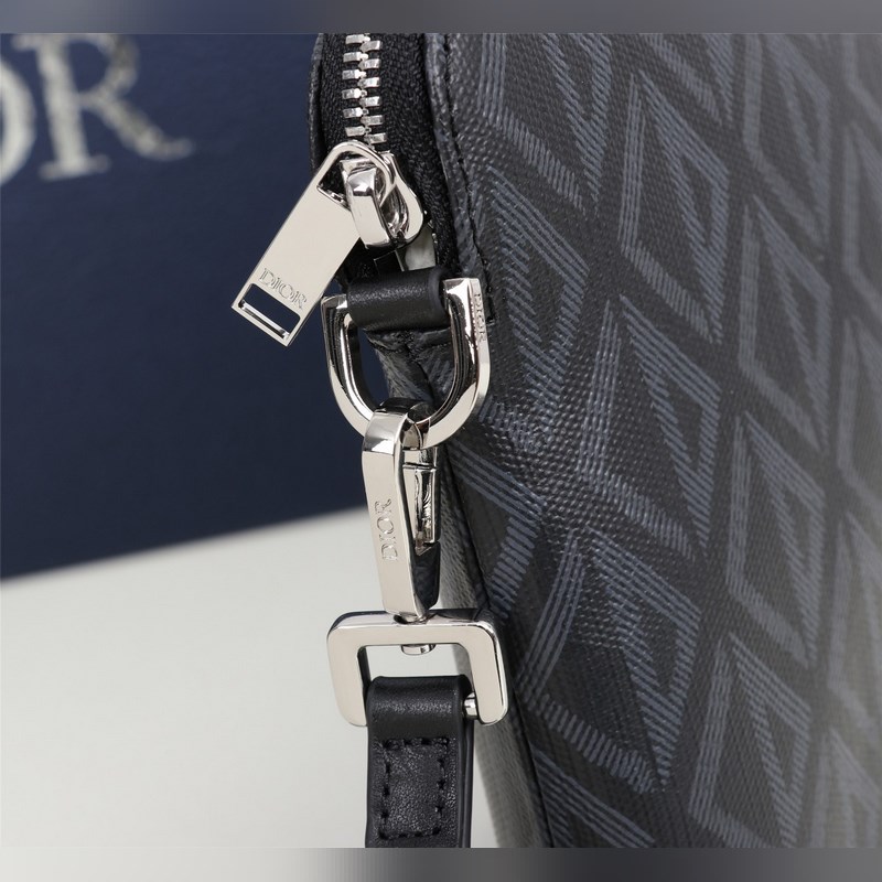 這款手拿包是 Dior 的一款主打單品。采用黑色 CD Diamond 圖案帆布