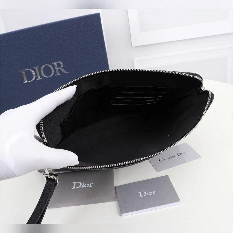 這款手拿包是 Dior 的一款主打單品。采用黑色 CD Diamond 圖案帆布