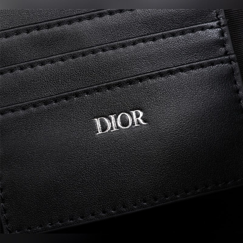 這款手拿包是 Dior 的一款主打單品。采用黑色 CD Diamond 圖案帆布