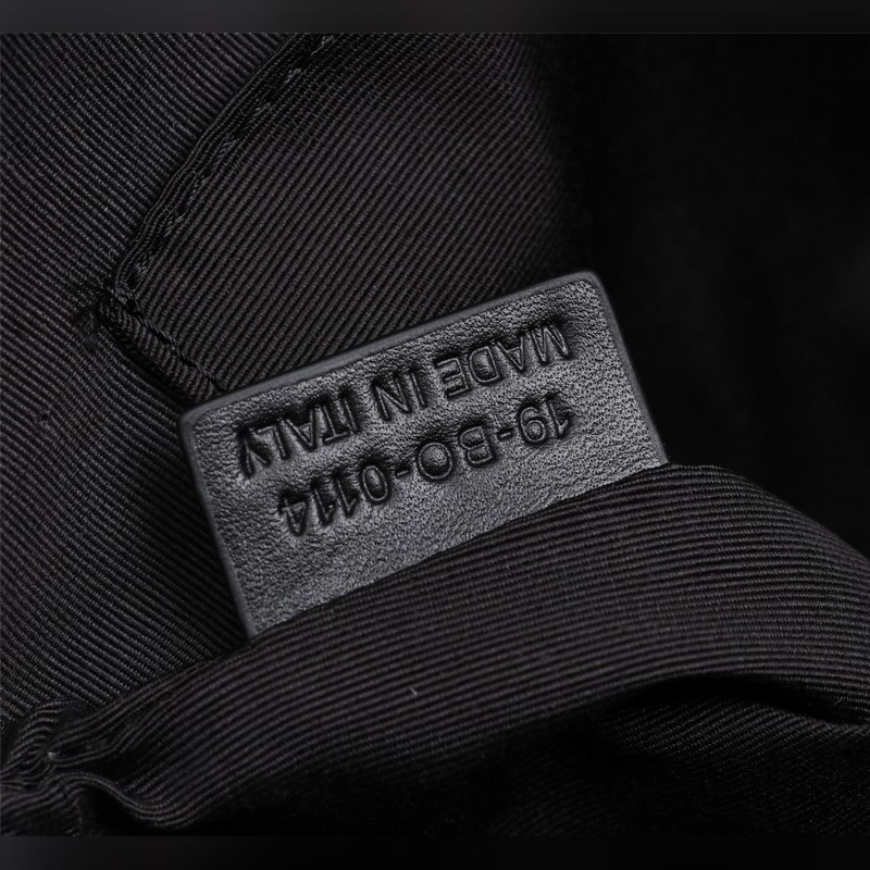 這款手拿包是 Dior 的一款主打單品。采用黑色 CD Diamond 圖案帆布