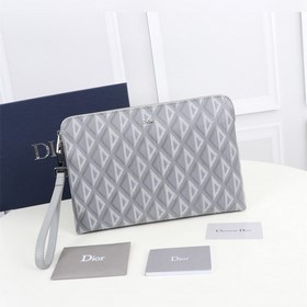 這款手拿包是 Dior 的一款主打單品。采用黑色 CD Diamond 圖案帆布