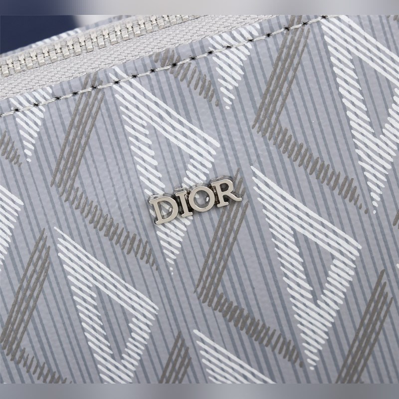 這款手拿包是 Dior 的一款主打單品。采用黑色 CD Diamond 圖案帆布