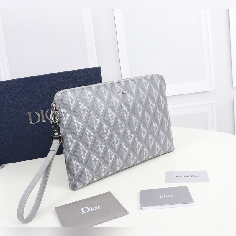 這款手拿包是 Dior 的一款主打單品。采用黑色 CD Diamond 圖案帆布