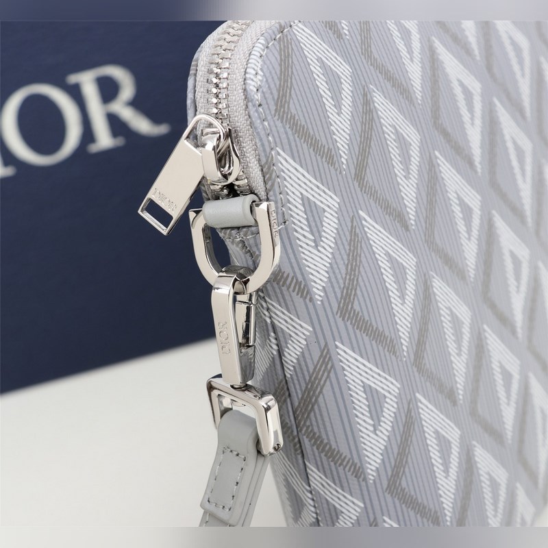 這款手拿包是 Dior 的一款主打單品。采用黑色 CD Diamond 圖案帆布