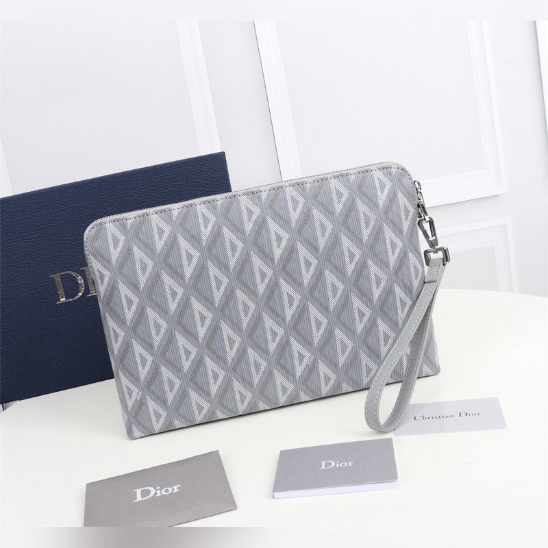 這款手拿包是 Dior 的一款主打單品。采用黑色 CD Diamond 圖案帆布