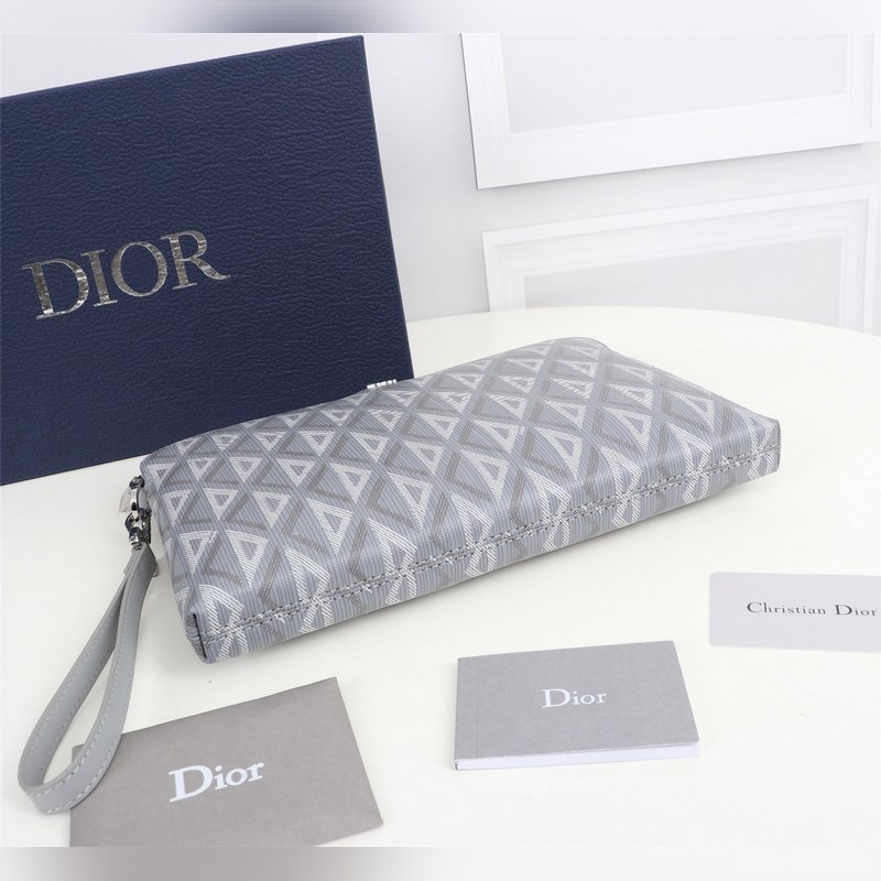 這款手拿包是 Dior 的一款主打單品。采用黑色 CD Diamond 圖案帆布