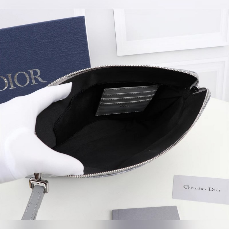 這款手拿包是 Dior 的一款主打單品。采用黑色 CD Diamond 圖案帆布