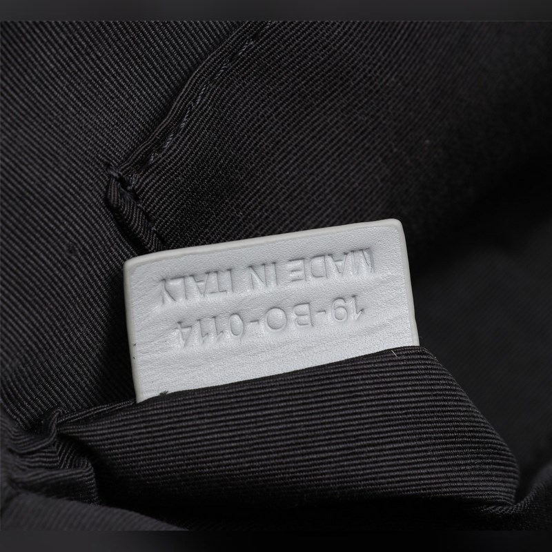 這款手拿包是 Dior 的一款主打單品。采用黑色 CD Diamond 圖案帆布