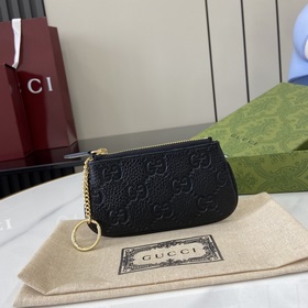 【新款】GG Emblem系列超柔軟荔克色壓花/全皮零錢包型號：815891。