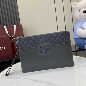 飾鏤空互扣式雙G收納袋。這款收納袋綴飾鏤空皮革互扣式雙G細節，巧妙搭配GG Su