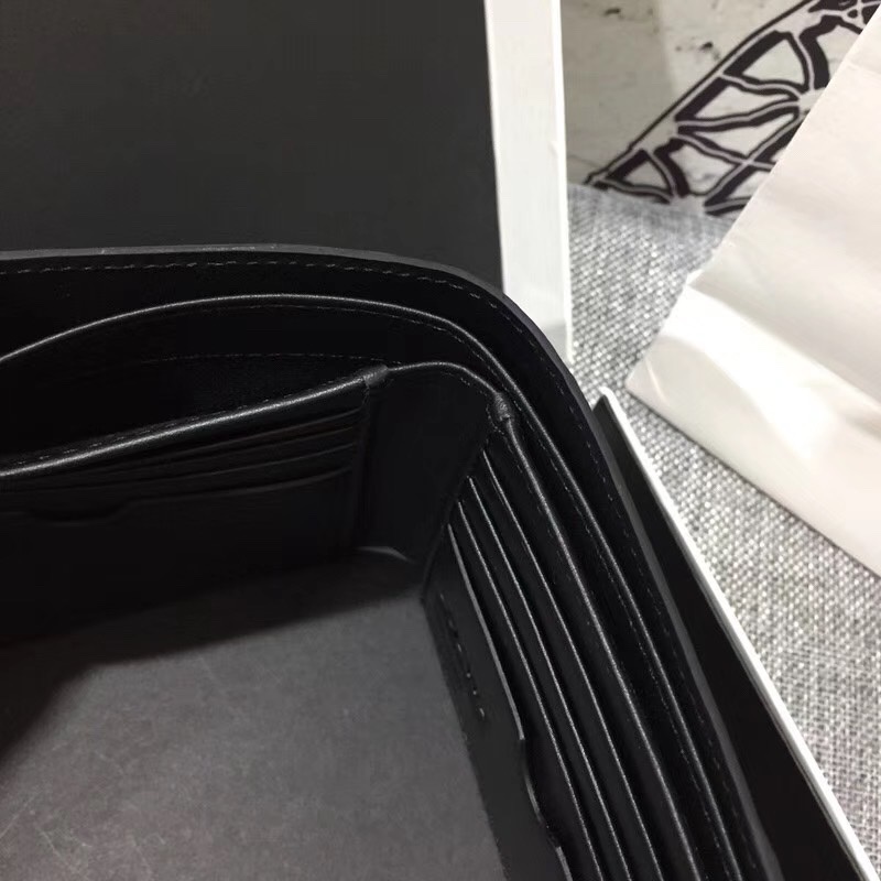 ## 男士Puzzle bifold wallet系列拼色短夾出貨，采用珠地小牛