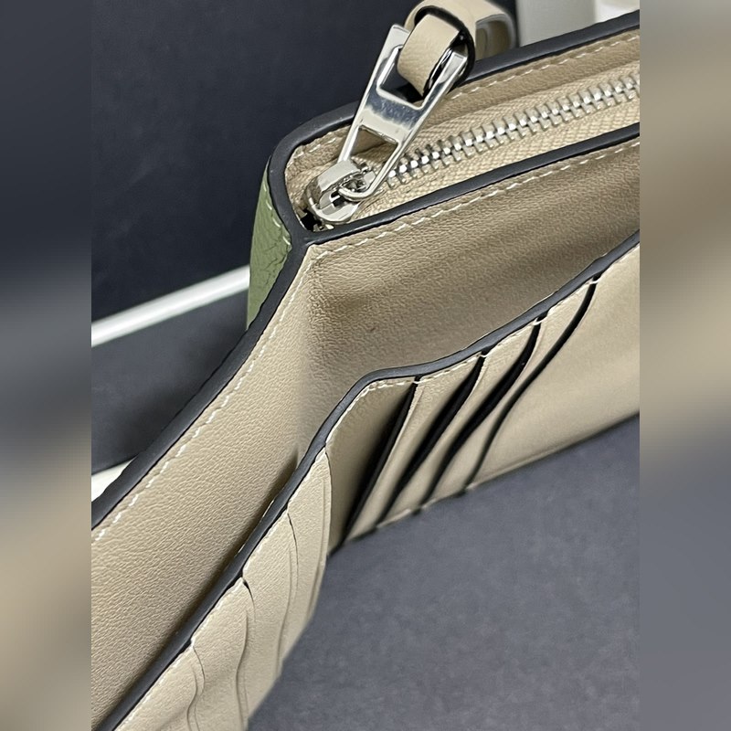 compact zip wallet短夾出貨，選用耐磨的珠地小牛皮，采用雙色組合