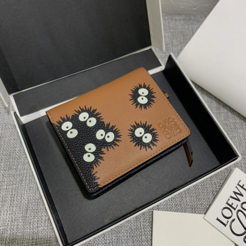 限量款“灰塵精靈”系列短款錢包采用鑲嵌工藝精制而成，其靈動、精緻的設計，光彩奪