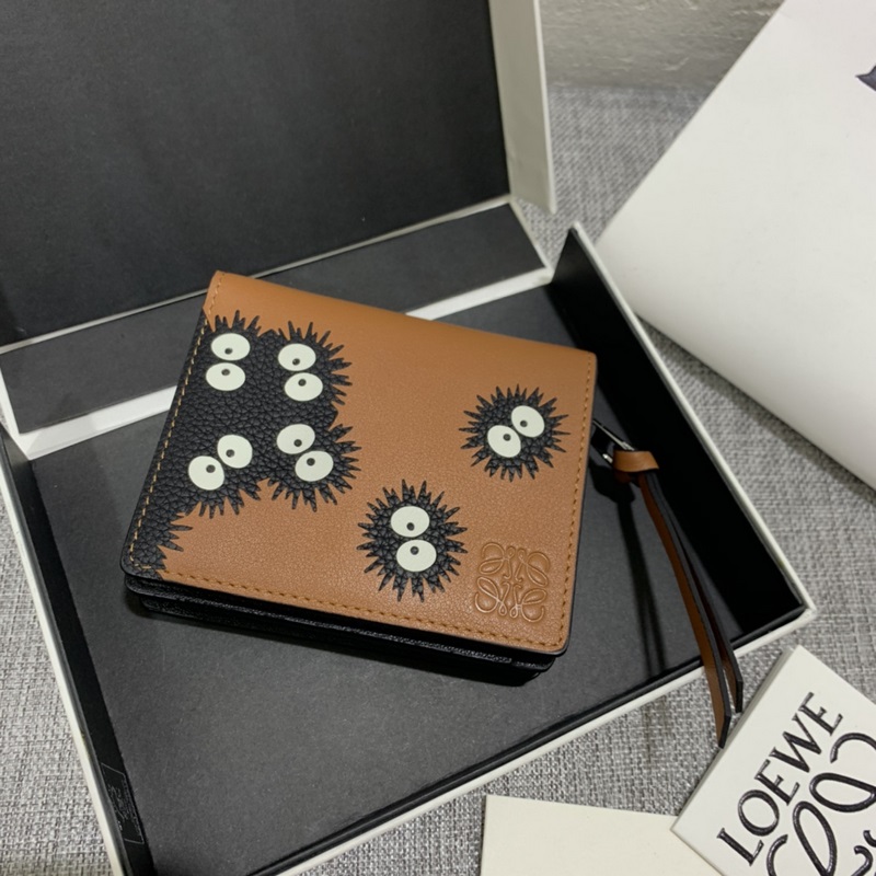 限量款“灰塵精靈”系列短款錢包采用鑲嵌工藝精制而成，其靈動、精緻的設計，光彩奪