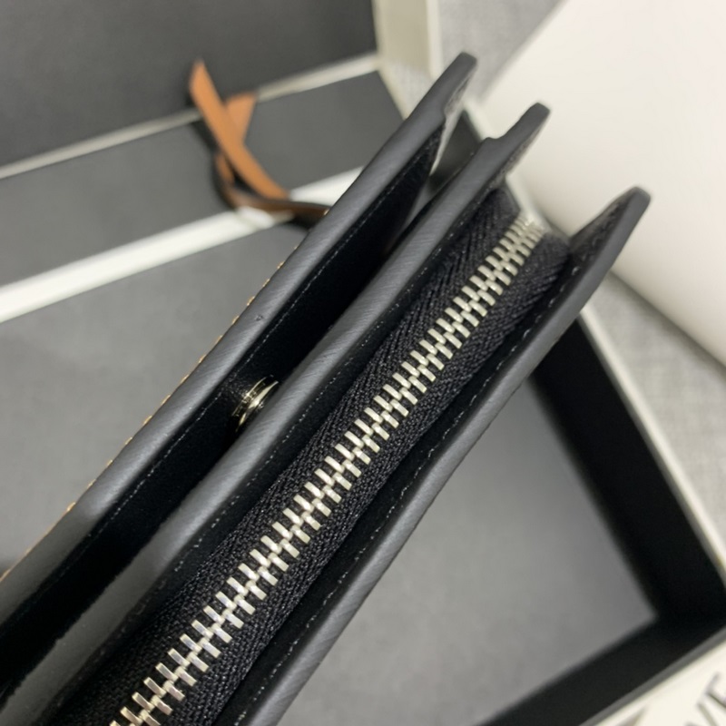 限量款“灰塵精靈”系列短款錢包采用鑲嵌工藝精制而成，其靈動、精緻的設計，光彩奪