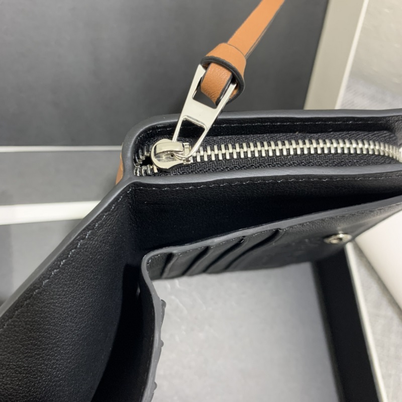 限量款“灰塵精靈”系列短款錢包采用鑲嵌工藝精制而成，其靈動、精緻的設計，光彩奪