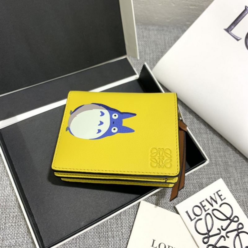 特別款“龍貓 ”系列短款錢包采用鑲嵌工藝精制而成，其靈動、精緻的設計，光彩奪目