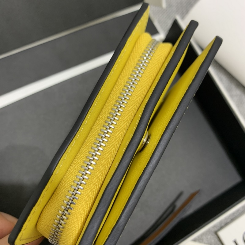 特別款“龍貓 ”系列短款錢包采用鑲嵌工藝精制而成，其靈動、精緻的設計，光彩奪目