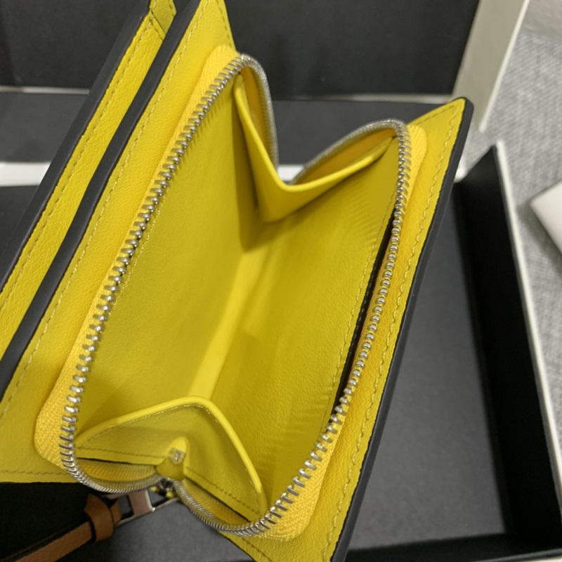 特別款“龍貓 ”系列短款錢包采用鑲嵌工藝精制而成，其靈動、精緻的設計，光彩奪目