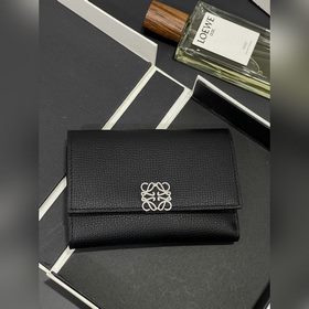 新品小號(hào)對(duì)折翻蓋垂直錢包出貨采用鵝卵石紋牛皮 六個(gè)卡位 一個(gè)大口袋和拉鍊小口