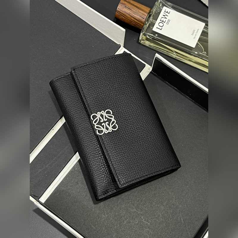 新品小號對折翻蓋垂直錢包出貨采用鵝卵石紋牛皮 六個卡位 一個大口袋和拉鍊小口