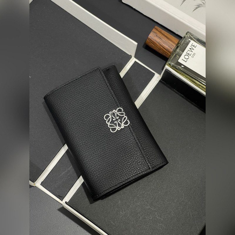 新品小號對折翻蓋垂直錢包出貨采用鵝卵石紋牛皮 六個卡位 一個大口袋和拉鍊小口