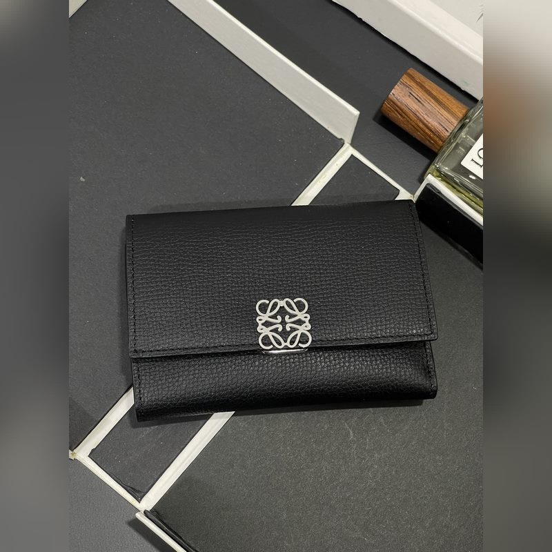 新品小號對折翻蓋垂直錢包出貨采用鵝卵石紋牛皮 六個卡位 一個大口袋和拉鍊小口