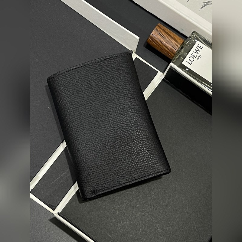 新品小號對折翻蓋垂直錢包出貨采用鵝卵石紋牛皮 六個卡位 一個大口袋和拉鍊小口